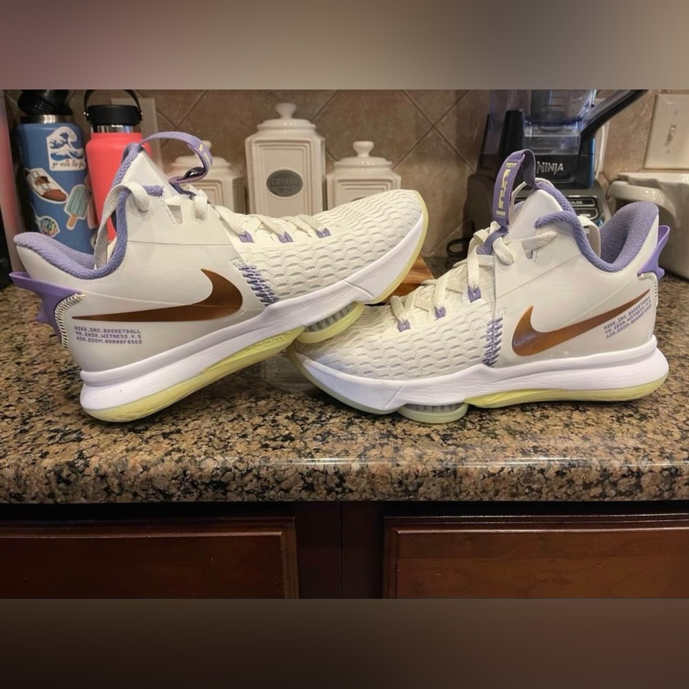 Mens Nike Lebron Witness 5 Size: 10